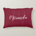 Modern gepersonaliseerd monogram en naam Burgundy  Accent Kussen<br><div class="desc">Gepersonaliseerd Monogram en Naam Gift met gepersonaliseerde naam in wit modern script lettertype stijl en monogram in licht bordeaux rood modern script lettertype stijl als achtergrond op bordeaux rode achtergrond. Perfect als vakantie cadeau, familie reünie gunsten, housewarming cadeau, bruiloft cadeau, dank u cadeau voor bruidsmeisjes en cadeau voor speciale gelegenheden....</div>