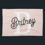 Modern gepersonaliseerd monogram en naam Pastel Pi Theedoek<br><div class="desc">Introductie van onze moderne gepersonaliseerde Monogram en Naam Pastel Roze Keukenhanddoek, een stijlvolle toevoeging aan uw keukendecor. Deze keukenhanddoek heeft een eigentijds design in zacht pastelroze, gepersonaliseerd met uw monogram en naam voor een aangepaste touch. Perfect voor het drogen van gerechten, het afvegen van werkbladen, of als een decoratief accent,...</div>