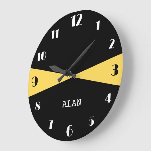 Modern gepersonaliseerd zwart wit en mosterdgeel grote klok (Hoek)
