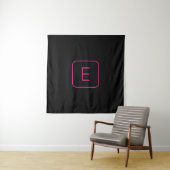 Modern gestileerd Initiaal monogram | Roze en zwar Wandkleed (In situ)