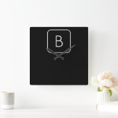 Modern gestileerd Initiaal monogram | Wit en zwart Vierkante Klok (Huis)