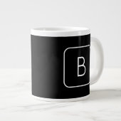 Modern gestileerde Initiaal Monogram | Wit & Zwart Grote Koffiekop (Voorkant rechts)