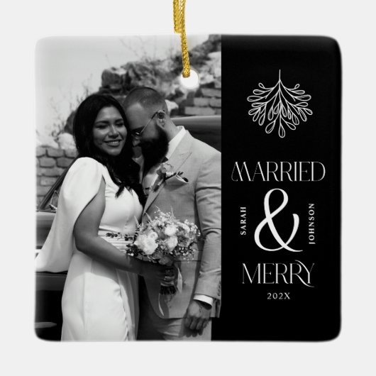 Modern Getrouwd en Vrolijk Pas getrouwd Boog Kerst Keramisch Ornament (Voorkant)