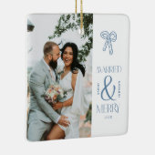 Modern Getrouwd en Vrolijk Pas getrouwd Boog Kerst Keramisch Ornament (Rechts)