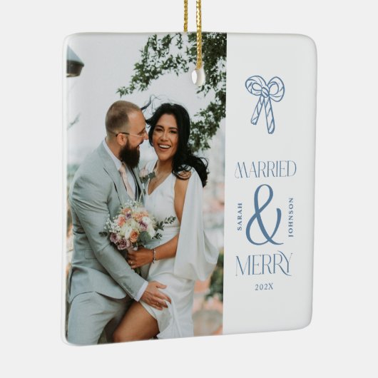 Modern Getrouwd en Vrolijk Pas getrouwd Boog Kerst Keramisch Ornament (Rechts)