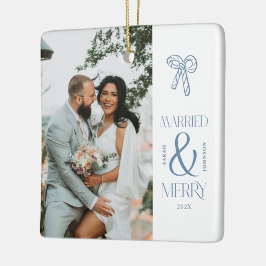 Modern Getrouwd en Vrolijk Pas getrouwd Boog Kerst Keramisch Ornament (Links)