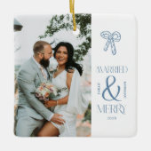 Modern Getrouwd en Vrolijk Pas getrouwd Boog Kerst Keramisch Ornament (Voorkant)