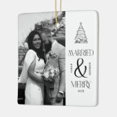 Modern Getrouwd en Vrolijk Pas getrouwd Boog Kerst Keramisch Ornament (Links)