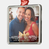 Modern getrouwd vrolijk wit script foto metalen ornament (Links)