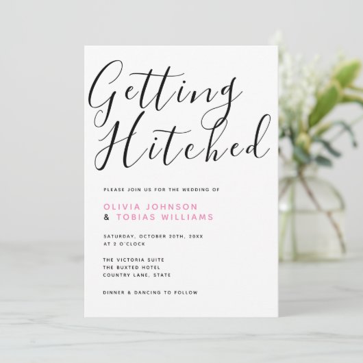 Modern Getting Hitched Typografie Bruiloft Kaart (Staand voorkant)