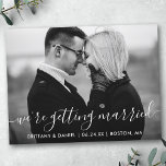 Modern Getting Married Save the Date BW Foto Briefkaart<br><div class="desc">Moderne Trendy Calligrafie Script Koppel Foto Opslaan De Datum We Krijgen Getrouwd Verloving Aankondiging Briefkaart - Zwart-wit Foto</div>