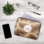 Modern giraffe patroon met monogram en naam laptop sleeve<br><div class="desc">Een modern monogram en nametag op een girafpatroon op een laptophoes.</div>