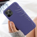 Modern girale paarse elegant name script Case-Mate iPhone case<br><div class="desc">Moderne girale,  eenvoudige paarse,  blauw periwinkle kleur van het jaarelegante naamscript met kromme draaiende draaimolens.</div>