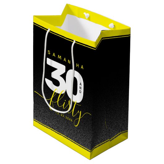 Modern Girly Bright Yellow 30 en Vlirty Medium Cadeauzakje (Voorkant Gekanteld)
