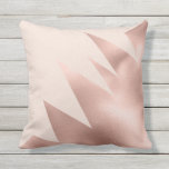 Modern Girly Roos Gold Blush Pink Geometric Buitenkussen<br><div class="desc">Dit moderne en chic-patroon is perfect voor de trendy en stijlvolle vrouw. Het is voorzien van een faux gedrukte folie van roos goud met een geometrische driehoek zigzag kleurenblokken. Het is een elegant, en modieus ontwerp! ***BELANGRIJKE NOTA VAN HET ONTWERP: Voor om het even welk verzoek van het douaneontwerp zoals...</div>