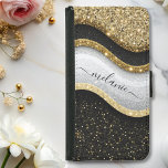 Modern Glam Zwart Wit Goud Glitter Naam<br><div class="desc">Dit verfijnde ontwerp is voorzien van strakke zwart-witte golven geaccentueerd met luxe gouden glitter, waardoor een chique en eigentijdse look ontstaat. Gepersonaliseerd met jouw naam, biedt dit stijlvolle hoesje niet alleen premium beveiliging voor uw iPhone, maar voegt het ook een vleugje elegantie en individualiteit toe. Perfect voor diegenen die graag...</div>
