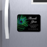 Modern Glitter Feather Boho Chic Bedankt Magneet<br><div class="desc">Moderne Glitter Feather Bho Chic Dank u Kleine BedrijfsPromotionele Magnet kenmerkt vredesveren in groen, blauw en paars op een zwarte achtergrond met de tekst "Dank u"in elegant modern calligrafie wit manuscript. Alle tekst en achtergrondkleuren kunnen worden aangepast. Personaliseer door de tekst in het verstrekte tekstvakje uit te geven. Ontworpen door...</div>