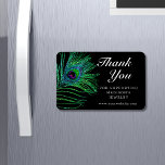 Modern Glitter Feather Boho Chic Bedankt Magneet<br><div class="desc">Moderne Glitter Feather Bho Chic Dank u Kleine BedrijfsPromotionele Magnet kenmerkt vredesveren in groen, blauw en paars op een zwarte achtergrond met de tekst "Dank u"in elegant modern calligrafie wit manuscript. Alle tekst en achtergrondkleuren kunnen worden aangepast. Personaliseer door de tekst in het verstrekte tekstvakje uit te geven. Ontworpen door...</div>