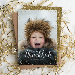 Modern Glitz Faux Glitter Photo Overlay Hanukkah Feestdagenkaart<br><div class="desc">Betaalbare op maat gedrukte vakantiefotokaarten met eenvoudige sjablonen voor maatwerk. Dit chique moderne ontwerp heeft een faux glitter confetti rand en stijlvolle kalligrafie tekst. Er staat "Gelukkige Chanoeka". Personaliseer het met uw foto's en voeg uw familienaam en het jaar toe. Achterzijde heeft ruimte voor extra foto's en tekst. Gebruik de...</div>