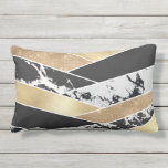 Modern Gold Black White Glitter Marble Geometric Buitenkussen<br><div class="desc">Dit moderne en chemische ontwerp is een glamoureus infuus van elegantie en klasse. Het is voorzien van een faux met een dun goudglittersequentie, zwart, gouden folie, witte marmer en zwarte, marmerbare geometrische kleurenblokken. Het is geordend in een rommelig chevron patroon en stapel met contrasterende patronen en kleuren, die het een...</div>