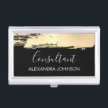 Modern Gold Business Folie Brush Stroke Visitekaarthouder<br><div class="desc">Gouden en zwarte Folie penseelstreek Trendy Consultant Minimalistische visitekaarthouder met witte handgeletterde elegante typografie voor het monogram. De Folie Brush Stroke Business Card Holder kan worden aangepast voor elk beroep. Als het beroep of de naamtekst niet aan uw behoeften voldoet,  neem dan contact op met de ontwerper.</div>
