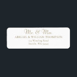 Modern Gold Calligraphy Wedding Return Address Etiket<br><div class="desc">Een simpel, modern, elegant en klastig type van typografie en kalligrafie bruiloft voor een gepersonaliseerd label van de Mr en Mrs. bruiloft, met moderne kalligrafie voor de Mr. en Mrs. Titel en klassieke, traditionele typografie voor de namen en het adres, met een streepje van een gouden kleurtoon (digitaal, niet echt...</div>