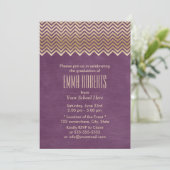 Modern Gold Chevron Stripes Paars Afstuderen Kaart (Staand voorkant)