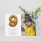 Modern Gold Foil ballon 9th Birthday Foto Kaart (Staand voorkant)