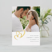 Modern Gold Foil Double Heart Photo Verloving Folie Uitnodiging (Staand Voorkant)