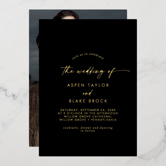 Modern Gold Foil script | Zwart fotohuwelijk Folie Uitnodiging (Voorkant / Achterkant)