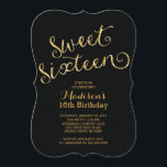 Modern Gold Glitter Sweet Sixteen Birthday Party Kaart<br><div class="desc">Begin je elegante dochters met onze mooie faux glitter en fancy script, zestien feestjes. Onze stijlvolle en hedendaagse, vriendelijke uitnodiging van 16 partijen is voorzien van een modern goudglitter lettertype dat op een klassieke zwarte achtergrond is ingesteld Draai de uitnodiging om een passend glitter terug te vinden voor een extra...</div>