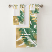 Modern Gold Green Tropical Leaves Monogram Bad Handdoek (Insitu)