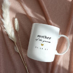 Modern Gold Heart Moeder van de Groom Wedding Gift Koffiemok<br><div class="desc">Aangepast ontworpen koffiemok met 'moeder van de bruidegom' moderne typografie met gouden hartdesign. Personaliseer met tekst en trouwdatum.</div>