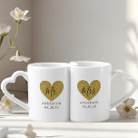 Modern Gold Heart Mr en Mrs Passen getrouwd bruilo Loversmokken<br><div class="desc">Op maat ontworpen minnaars mok set voor het paar / pasgetrouwden / bruid en bruidegom met Mr en Mrs moderne handkalligrafie op stijlvolle gouden glitter harten. Personaliseer met achternaam en trouwdatum.</div>