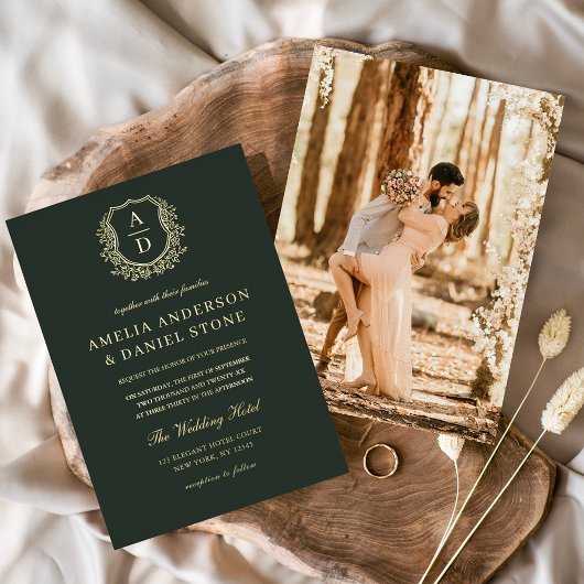 Modern Gold Leafy Crest Monogram Foto Weddenschap Folie Uitnodiging