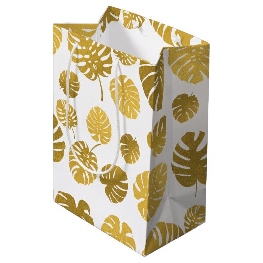 Modern Gold Monstera Tropical Leaves Pattern Medium Cadeauzakje (Achterkant Gekanteld)