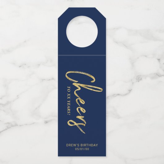 Modern Gold & Navy Brush Lettering Cheers Party Flessenhanger (Voorkant)