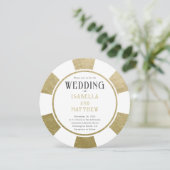 Modern Gold Poker Chip Casino Wedding Kaart (Staand voorkant)