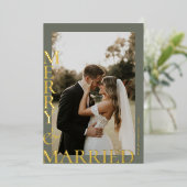 Modern Gold Sage Green Merry Married Photos Script Folie Feestdagenkaart (Staand Voorkant)