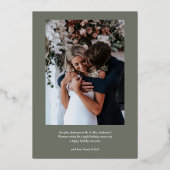Modern Gold Sage Green Merry Married Photos Script Folie Feestdagenkaart (Achterkant)