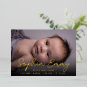 Modern Gold Script Baby Geboorteaankondiging Kaart (Staand Voorkant)