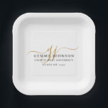 Modern Gold Script-minimalistisch Afstuderen Papieren Bordje<br><div class="desc">Een eenvoudige moderne minimalistische afstuderen papieren borden met gouden script initialen en naam,  school en afstuderen klasjaar,  daaronder in het zwart. Een stijlvolle monogram stijl topper.</div>