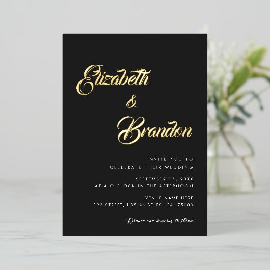 Modern Gold Script Monogram in één bruiloft Folie Uitnodiging (Staand Voorkant)