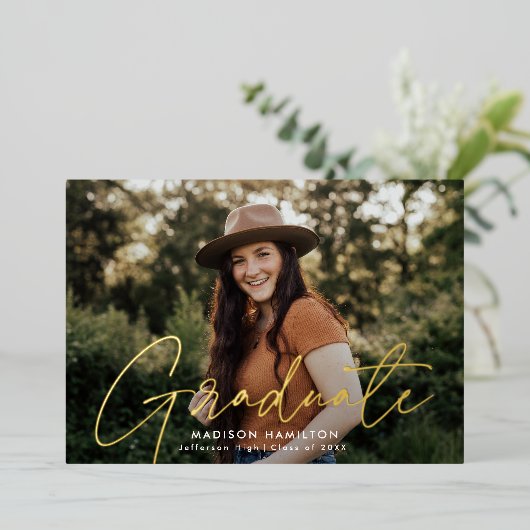 Modern Gold Script Photo Graduparty Folie Uitnodiging (Staand Voorkant)