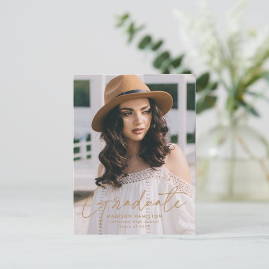 Modern Gold Script Photo Graduparty Uitnodiging Briefkaart (Staand voorkant)