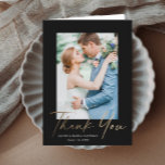 Modern Gold Script Photo Wedding Bedankkaart<br><div class="desc">Goudscriptfoto bruiloft elegant stijlvol,  modern,  bedankt! Een deel van een bruiloft collectie. De kleuren kunnen worden veranderd.De achterzijde omvat een generisch dank u bericht dat u voor elke gast kunt personaliseren of het helemaal verwijderen als u verkiest net uw dank u te geven.</div>
