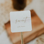 Modern Gold Script Sweet Wedding Favor Vierkante Sticker<br><div class="desc">Deze moderne goudscriptie, een lieflijke bruiloft, is perfect voor een minimalistische bruiloft. Het eenvoudige gele gouden kleurenontwerp is voorzien van unieke industriële lettertypografie met een moderne boho-stijl. in elke kleur. Houd het ontwerp minimaal en elegant, zoals het is, of personaliseer het door uw eigen grafiek en kunstwerk toe te voegen....</div>