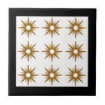 Modern Gold Starburst Patroon | Zwart Tegeltje<br><div class="desc">Moderne vormgeving met een patroon van retro goudstarbursts op een witte achtergrond, in zwart omhuld. Eenvoudig, schoon modern design. Eén ontwerp in een coördinerend collectie. Creëer uw eigen douanepatroon door een nieuw afbeelding te uploaden, of gebruik de "bericht"knoop voor hulp. Om uw eigen gepatenteerde ontwerp te creëer: 1. Selecteer personaliseren...</div>