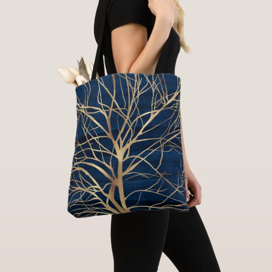 Modern Gold Tree Silhouette Minimumblauw ontwerp Tote Bag (Dichtbij)