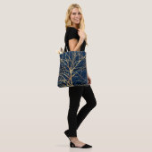 Modern Gold Tree Silhouette Minimumblauw ontwerp Tote Bag (Op model)
